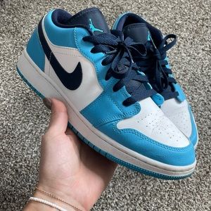 Powder blue/obsidian kids size 7 Jordan 1 low shoes